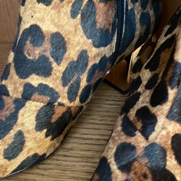 Gorgeous pair of boots by DKNY made with cow fur - Picture 3 of 3